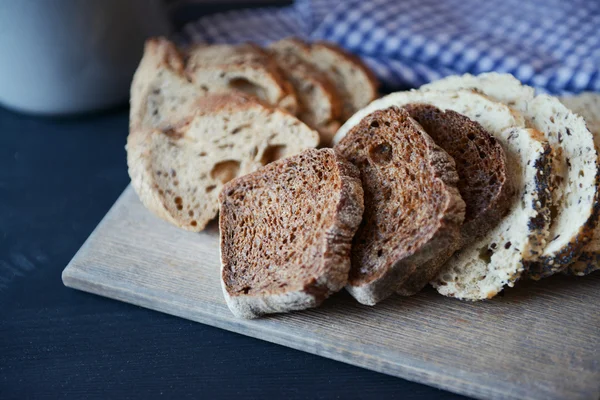 Sliced bread on cutting board — Stock Photo, Image