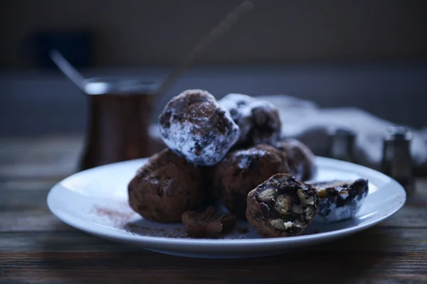 Boules de chocolat sur une assiette sur fond en bois — Photo