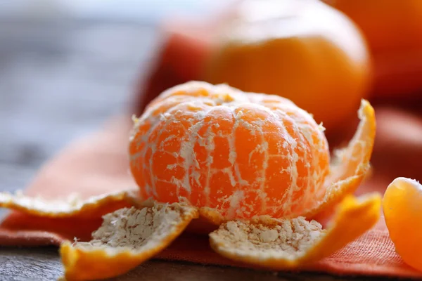 Mandarinky na starý dřevěný stůl, zblízka — Stock fotografie