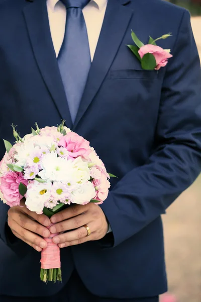 Ženich drží svatební kytice — Stock fotografie