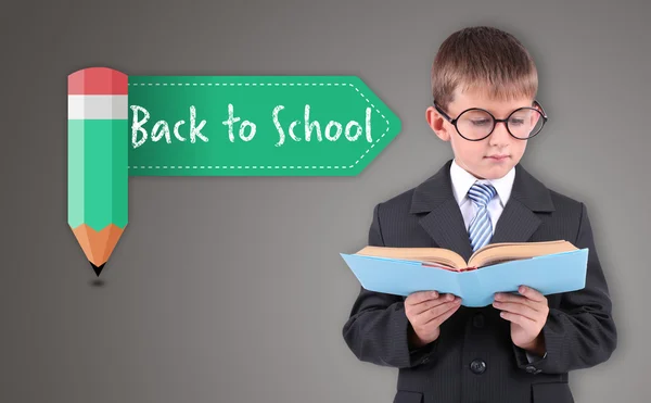 Hermoso colegial con libro — Foto de Stock