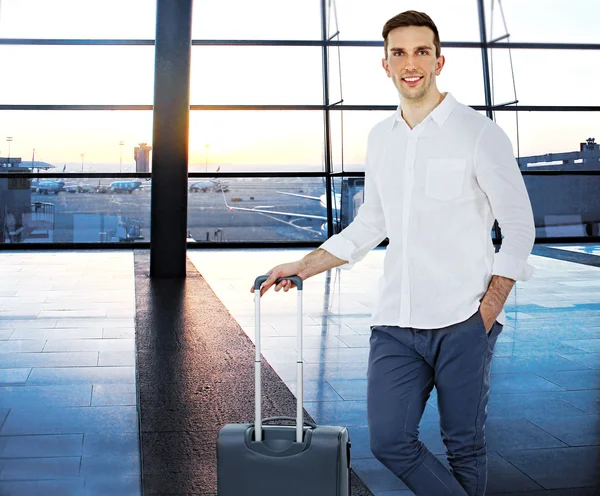 Jeune homme à l'aéroport — Photo