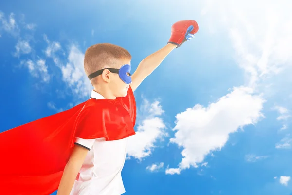 Junge als Superheld verkleidet — Stockfoto