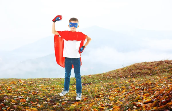 Pojke utklädd superhjälte — Stockfoto