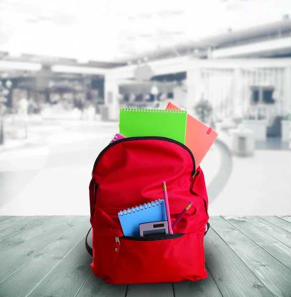 Шкільний рюкзак на столі — стокове фото