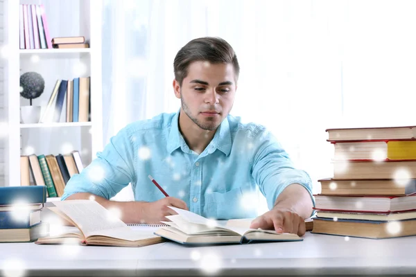 Joven leyendo libro en la mesa — Foto de Stock