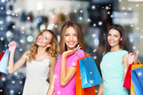 Mujeres jóvenes con bolsas de compras —  Fotos de Stock