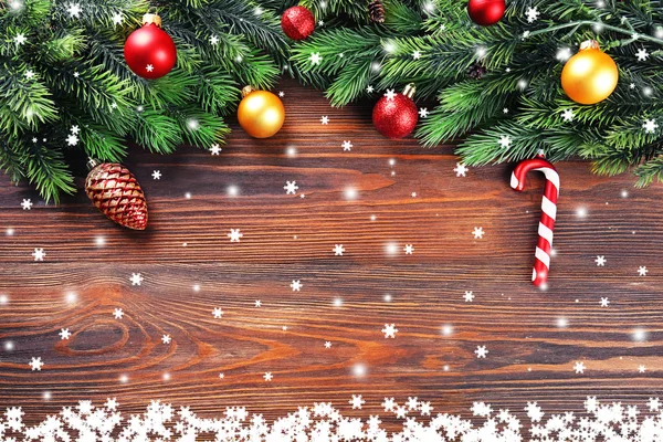 Fir kerstboom takken met speelgoed — Stockfoto