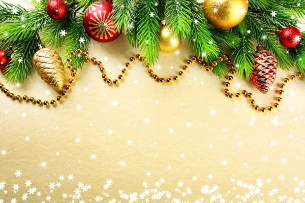 Oyuncaklar ile Noel köknar ağacı dalları 