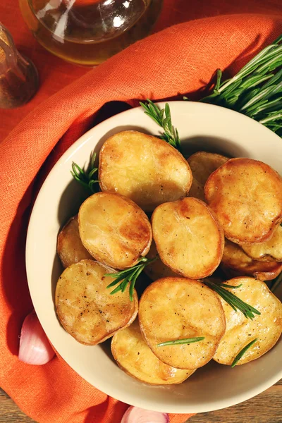 Délicieuse pomme de terre cuite au four avec romarin dans un bol sur la table fermer — Photo