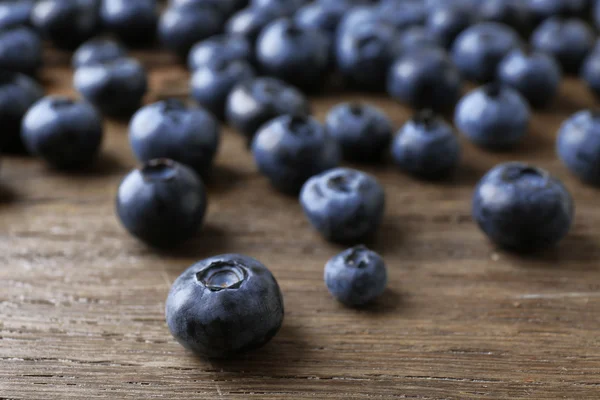 Frische Blaubeeren auf Holztisch, Nahaufnahme — Stockfoto