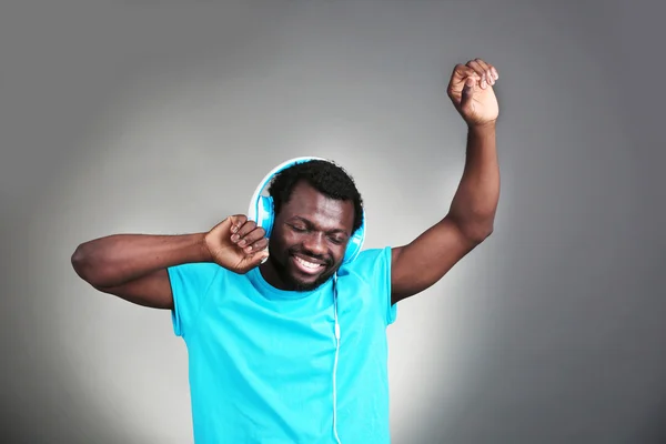 Hombre afroamericano con auriculares — Foto de Stock