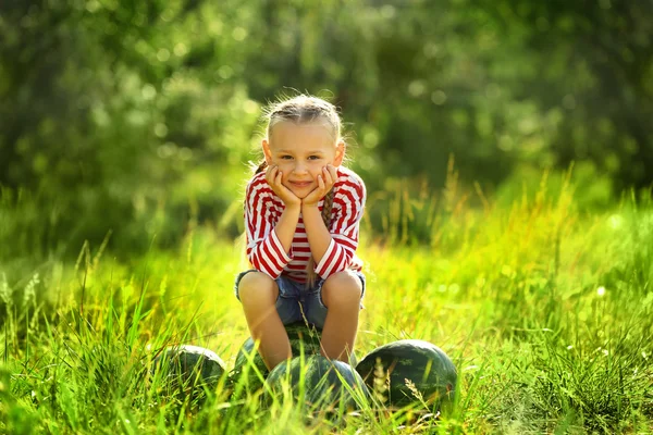 Kleines Mädchen mit Wassermelonen — Stockfoto