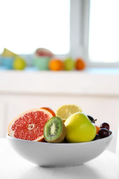 Vers fruit op tafel, close-up — Stockfoto