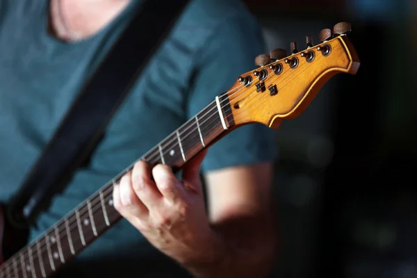 Hombre jugando en la guitarra eléctrica — Foto de Stock