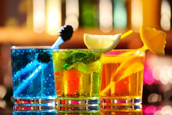 Glasses of cocktails on bar background — Stock Photo, Image