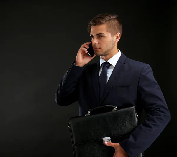 Elegante hombre de traje con maletín —  Fotos de Stock