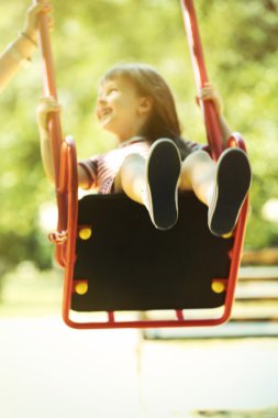 salıncak üzerinde küçük kız 