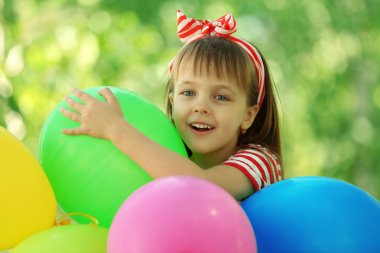 Küçük kız parkta oynuyor.