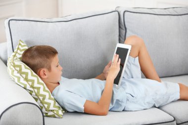 Dijital tablet ile küçük çocuk 