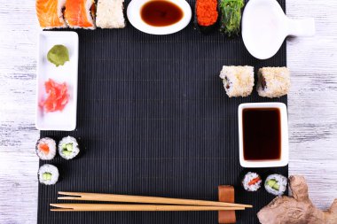 Tablo suşi parti, en iyi görünüm için servis