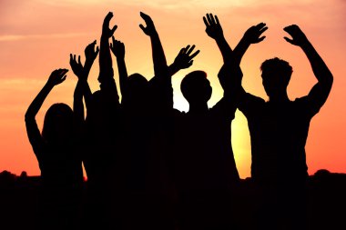 İnsanlar genç nehir üzerinde