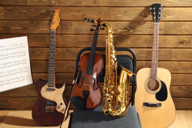 Sandalye üzerinde müzik aletleri 