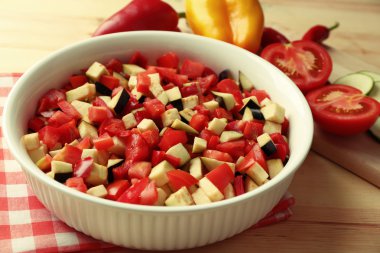 Ratatouille pişirme ve maddeler, ahşap arka plan üzerinde önce