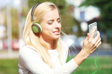 Müzik dinleyen kadın