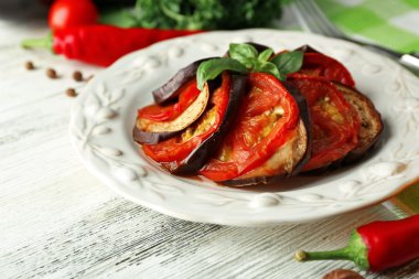 Ratatouille plaka, tablo arka plan üzerinde