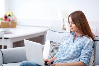 Dizüstü bilgisayarı olan güzel bir kadın.