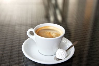 Fincan lezzetli kahve, Zephyr'i ve kaşık Cafe