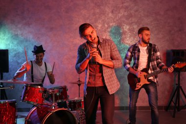 Müzik aletleri çalarken müzisyenler