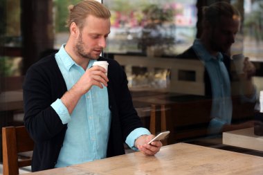 Genç çekici işadamı Öğle Yemeği 