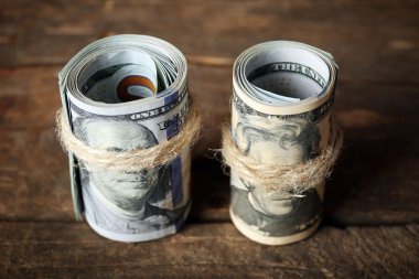 Ahşap üzerinde dolar rulo