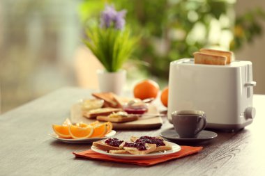 Tablo için tost, kahve ve meyve, arka plan bulanık ile Kahvaltı