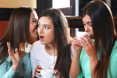 Güzel kızlar dedikodu 