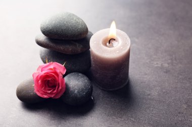 çakıl taşları ile mum ve çiçek