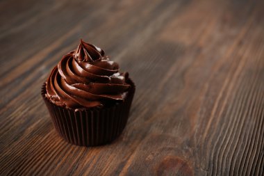 Koyu ahşap zemin üzerine çikolatalı kek