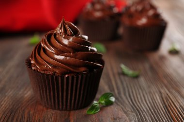 Çikolata cupcakes ve peçete masada