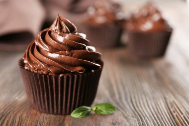 Ahşap masa nane ile çikolata cupcakes