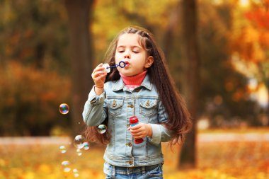 Sabun köpüğü üfleyen kız