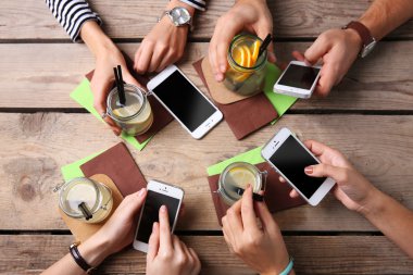 Akıllı telefonlar ile dört el 