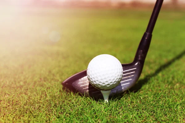 Golfschläger und Ball — Stockfoto