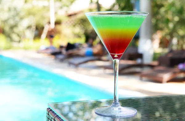 Cocktail on swimming pool — Stock Photo, Image