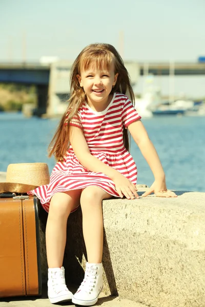 Kleines Mädchen mit Koffer — Stockfoto
