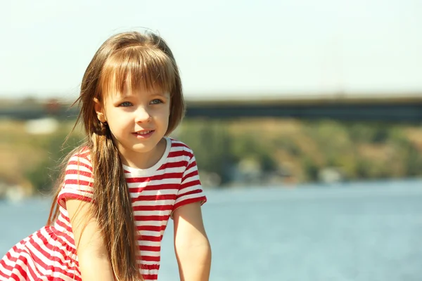 Kleines Mädchen am Flussufer — Stockfoto