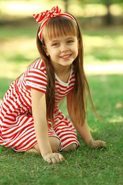 Niña en el parque — Foto de Stock