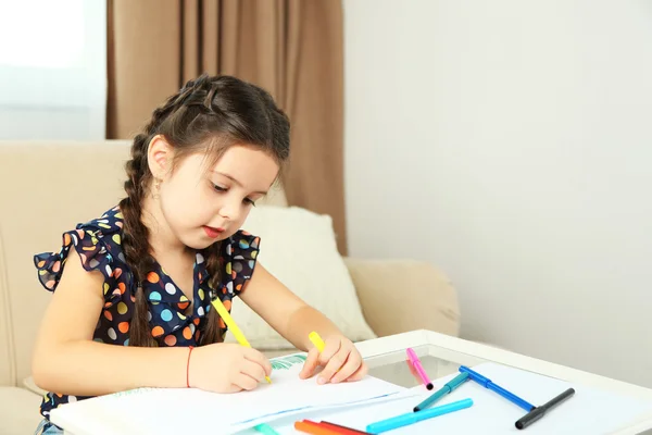 Cute little girl drawing picture — Stock Photo, Image