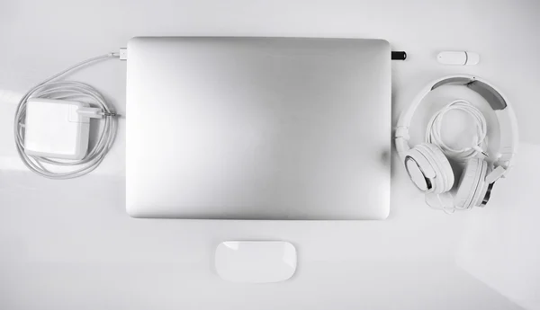 Laptop und Geräte am Arbeitsplatz — Stockfoto